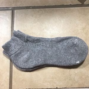 Girl’s socks 10.5-4 by Gildan
